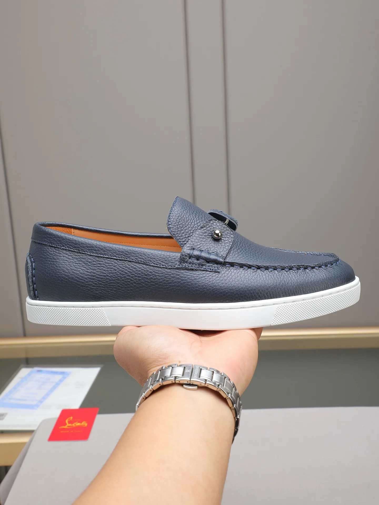 PP480 Christian Louboutin (red-soled shoes) Italian men's casual sneakers are shipped! Each pair of shoes from this Italian handmade shoe brand has a simple and classic design, which is very comfortable and versatile! The upper fabric of this shoe is made of imported cowhide, with high-end and comfortable cowhide lining! The outsole is made of original rubber bottom sheets and is lined with cowhide! Brand-specific mold-opening foot bed, exclusive private mold control! Original box packaging! 39 40 41 42 43 44 (38 45 46 customized)
